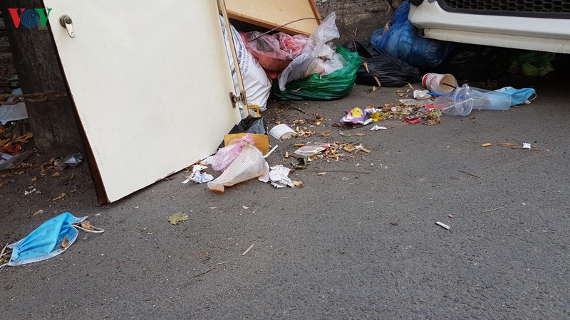 khau trang da qua su dung vut bua bai tren duong o tp hcm hinh 6