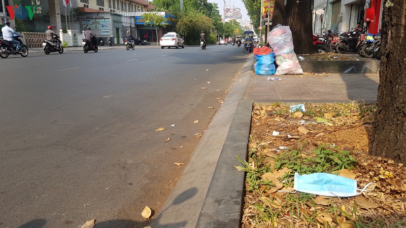 khau trang da qua su dung vut bua bai tren duong o tp hcm hinh 7
