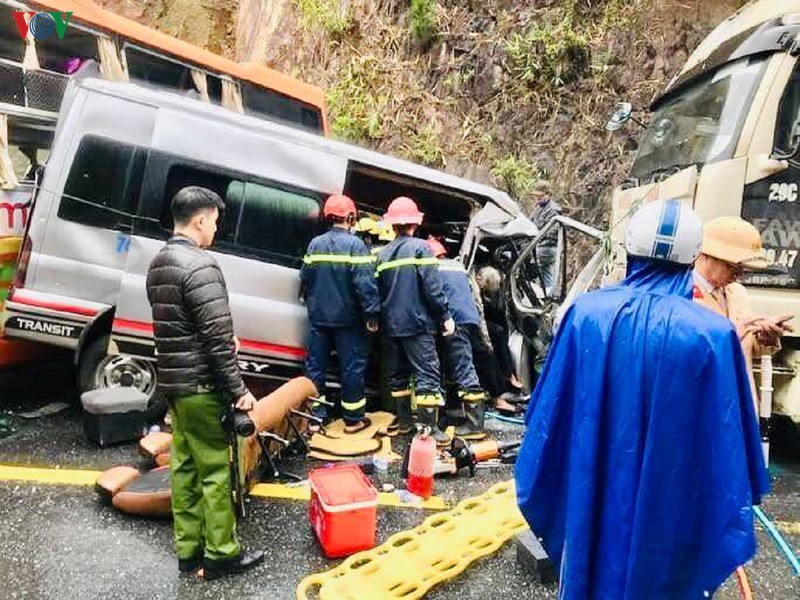 tai nan giua 2 xe khach va mot xe dau keo, 1 nguoi chet, 5 nguoi bi thuong hinh 1