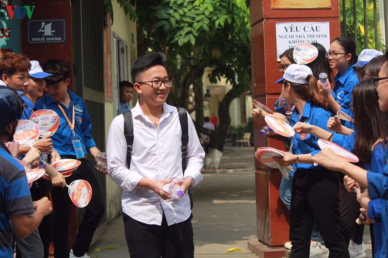 tuyen sinh lop 10 o ha noi: chi 62% hoc sinh co "ve" vao truong cong hinh 1