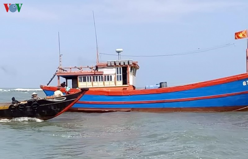quang tri cuu thanh cong 10 ngu dan gap nan tren duong vao cang hinh 1