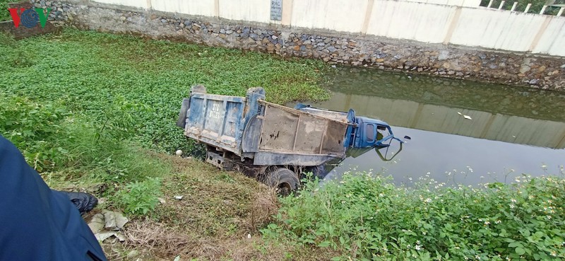 tau hoa tong xe tai cho dat, tai xe tu vong tai cho hinh 1
