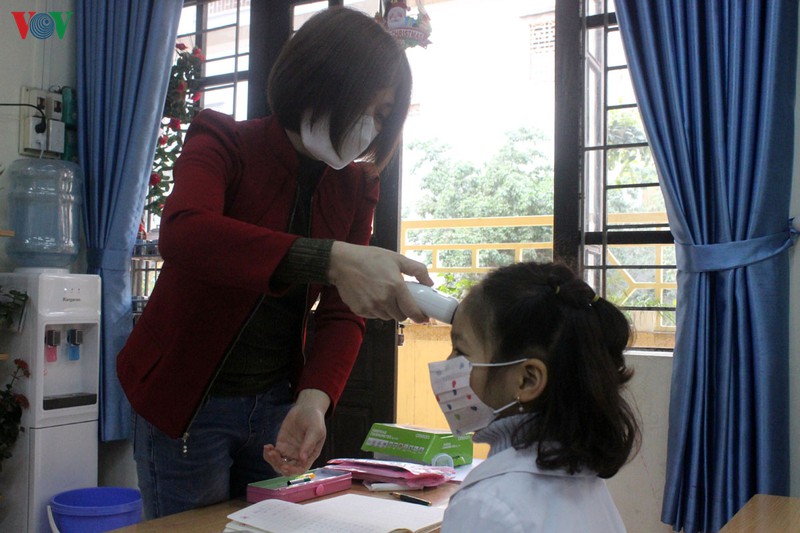 ha noi: nhieu truong loay hoay, kho mua nhiet ke phuc vu hs di hoc lai hinh 1