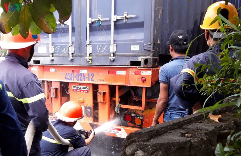 o to dau keo no lop, boc chay tren quoc lo 1a hinh 1