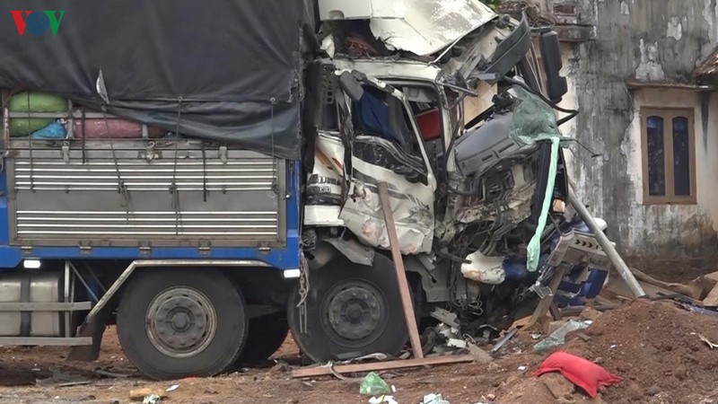 xe tai dau dau xe khach tai binh phuoc, nhieu nguoi nhap vien hinh 1