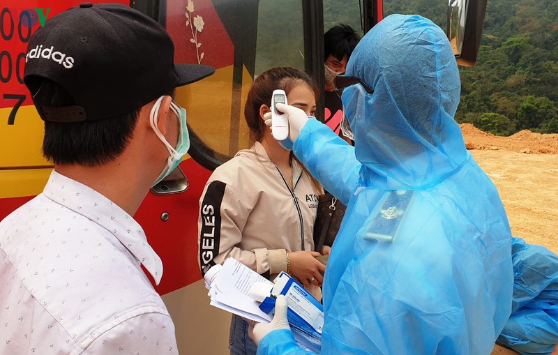 cach ly 400 cong dan tu lao, thai lan ve nuoc qua qua cua khau cha lo hinh 1