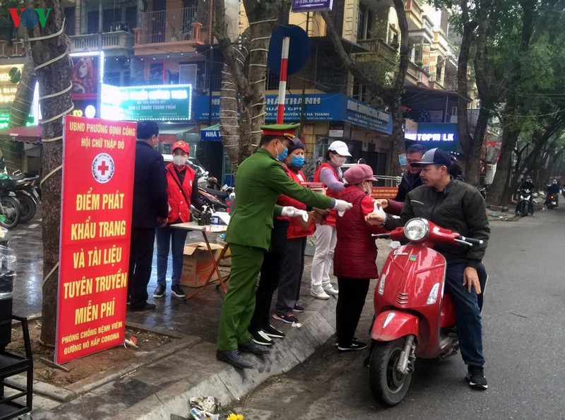 "vao tung ngo, go tung nha" tim nguoi phai cach ly o ha noi hinh 2