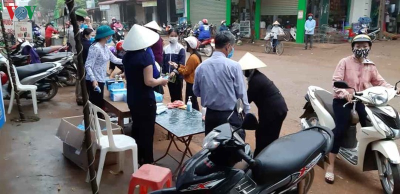 phat khau trang mien phi cho nguoi dan tai cho que hinh 1