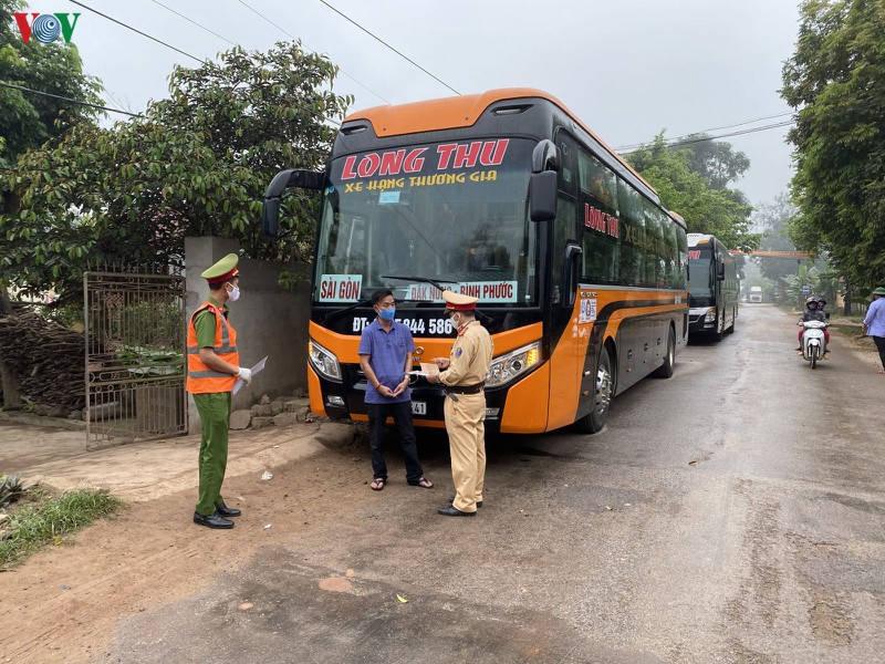 thanh hoa chan giu 3 xe khach khong chap hanh quy dinh phong chong dich hinh 1