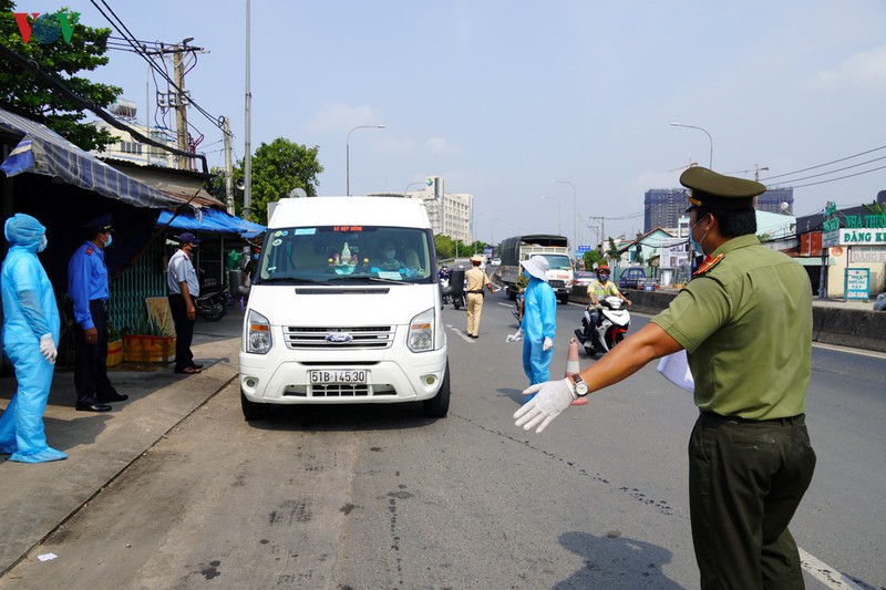 sau cong van khan nhac "cach ly xa hoi", nguoi dan ra duong cang dong hinh 2