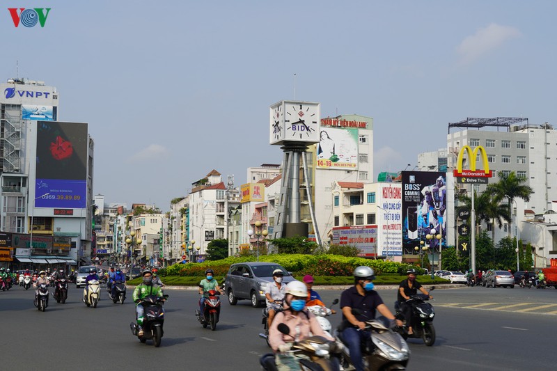 sau cong van khan nhac "cach ly xa hoi", nguoi dan ra duong cang dong hinh 1
