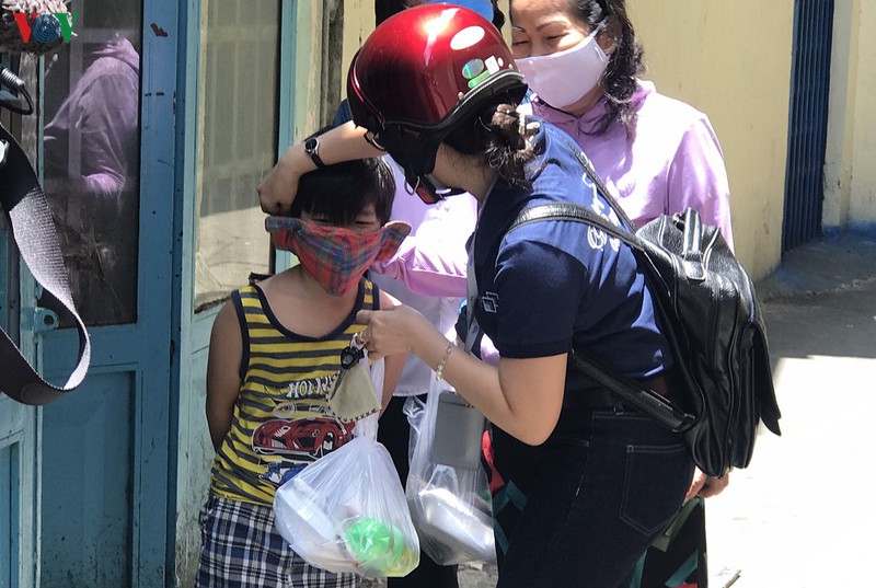 anh: trao 10.000 suat an cho tre em va nguoi ngheo o tp hcm hinh 5