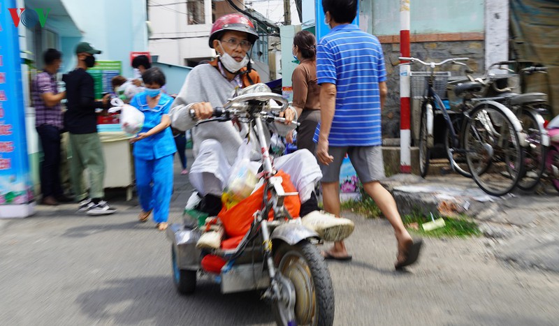 anh: trao 10.000 suat an cho tre em va nguoi ngheo o tp hcm hinh 6