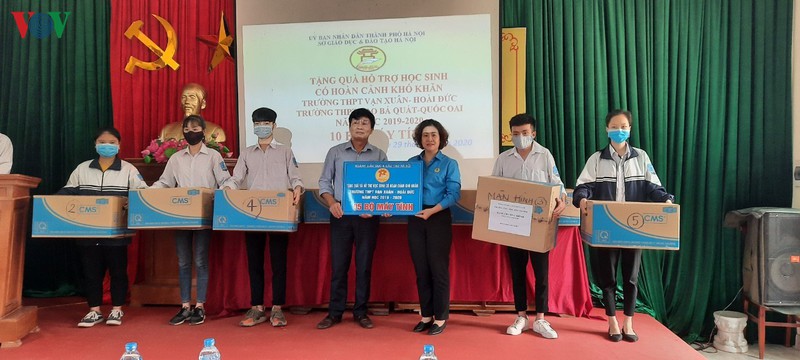 so gd-dt trao tang may tinh cho hoc sinh ngheo mua dich covid-19 hinh 1