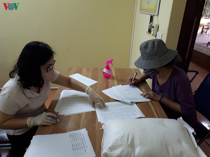 nguoi dan ha noi phan khoi di nhan tien ho tro tu goi 62.000 ty hinh 2
