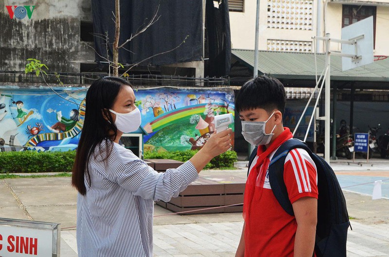 hoc sinh ha noi hao hung den truong sau nhieu thang nghi tranh dich covid-19 hinh 16