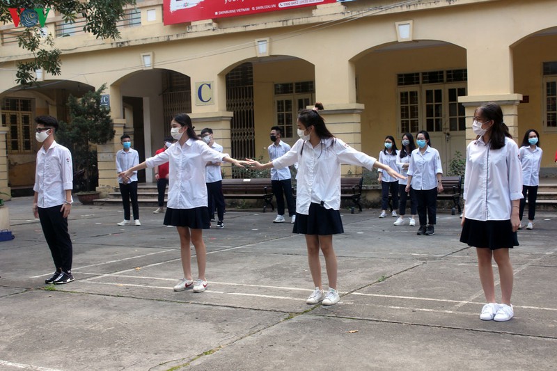 hoc sinh ha noi hao hung den truong sau nhieu thang nghi tranh dich covid-19 hinh 6