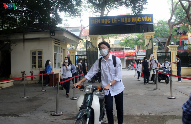 hoc sinh ha noi hao hung den truong sau nhieu thang nghi tranh dich covid-19 hinh 4