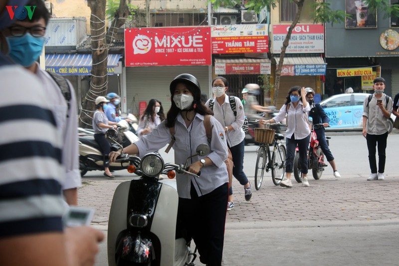 hoc sinh ha noi hao hung den truong sau nhieu thang nghi tranh dich covid-19 hinh 1