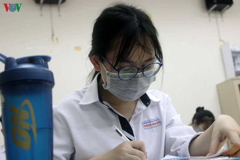 khong mo dieu hoa, truong bat quat het cong suat, hoc sinh than nong hinh 5