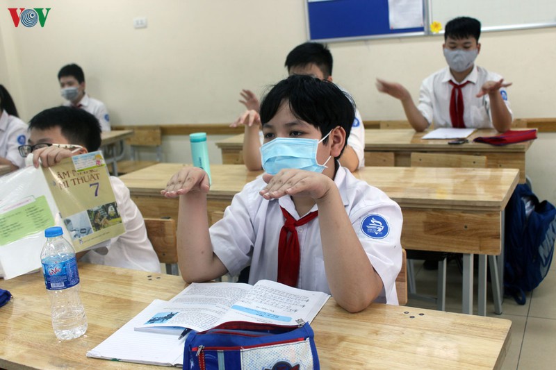 khong mo dieu hoa, truong bat quat het cong suat, hoc sinh than nong hinh 19