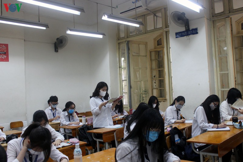 khong mo dieu hoa, truong bat quat het cong suat, hoc sinh than nong hinh 4