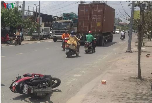 clip: va cham voi xe container, thanh nien di xe may vang xuong duong tu nan hinh 1