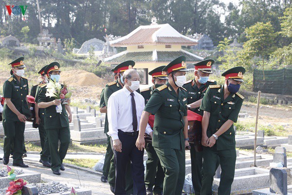 thua thien hue truy dieu va an tang 15 hai cot liet si hy sinh tai lao hinh 1