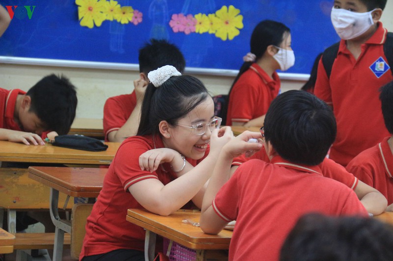 hoc sinh tieu hoc "vui nhu tet" trong ngay dau tro lai truong sau nghi dich hinh 7