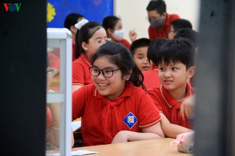 hoc sinh tieu hoc "vui nhu tet" trong ngay dau tro lai truong sau nghi dich hinh 4
