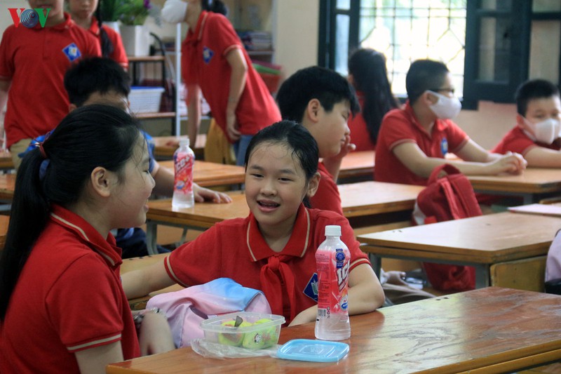 hoc sinh tieu hoc "vui nhu tet" trong ngay dau tro lai truong sau nghi dich hinh 5