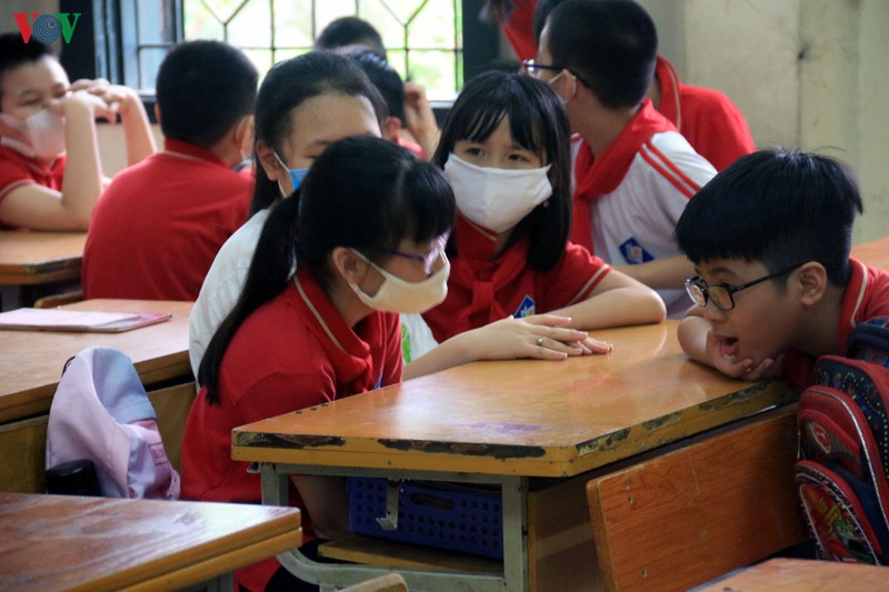 hoc sinh tieu hoc "vui nhu tet" trong ngay dau tro lai truong sau nghi dich hinh 8