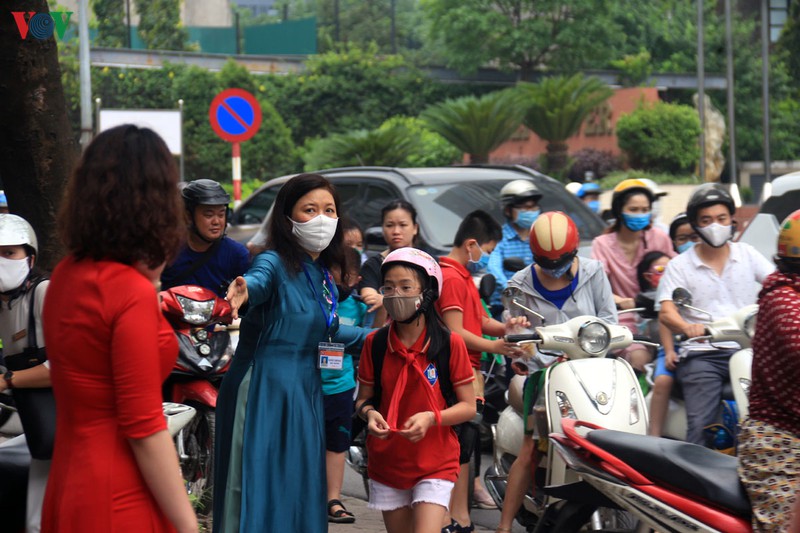 hoc sinh tieu hoc "vui nhu tet" trong ngay dau tro lai truong sau nghi dich hinh 1