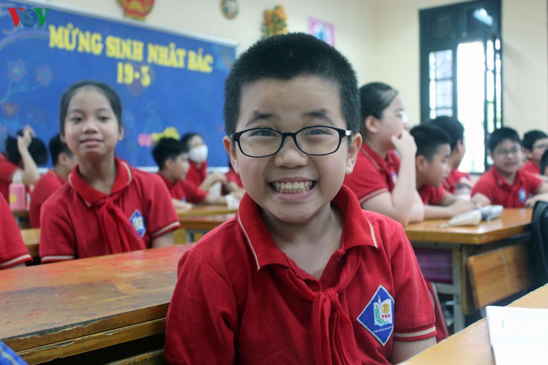 hoc sinh tieu hoc "vui nhu tet" trong ngay dau tro lai truong sau nghi dich hinh 2