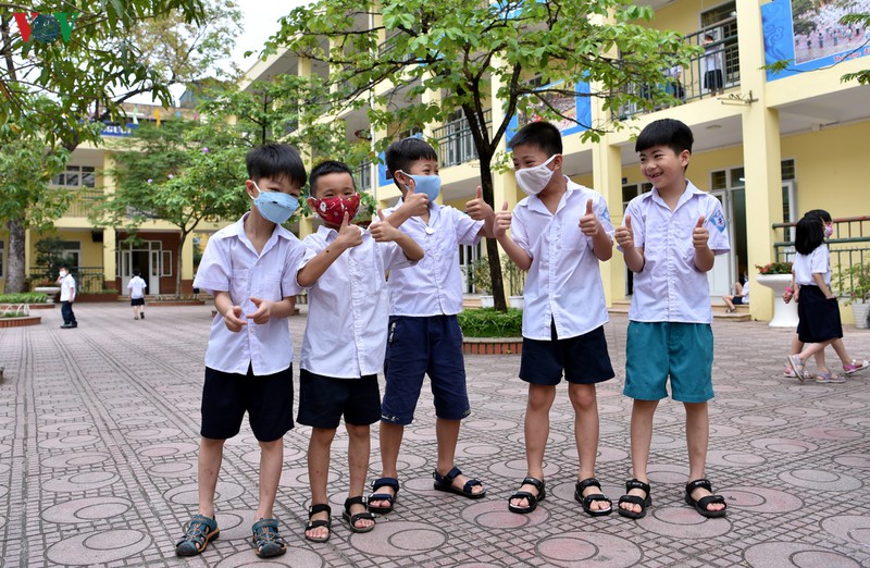 hoc sinh tieu hoc "vui nhu tet" trong ngay dau tro lai truong sau nghi dich hinh 11