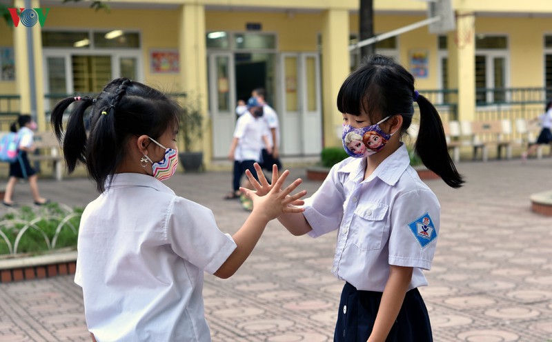 hoc sinh tieu hoc "vui nhu tet" trong ngay dau tro lai truong sau nghi dich hinh 12