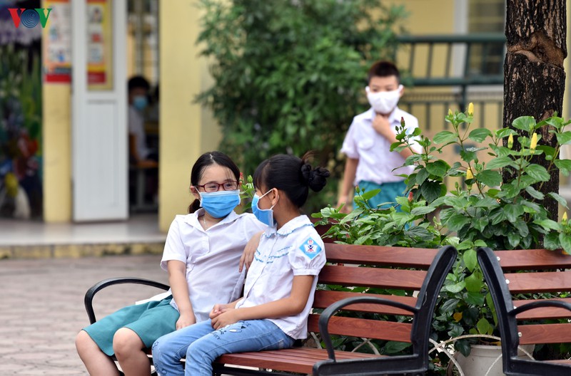 hoc sinh tieu hoc "vui nhu tet" trong ngay dau tro lai truong sau nghi dich hinh 13