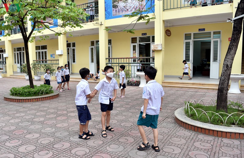 hoc sinh tieu hoc "vui nhu tet" trong ngay dau tro lai truong sau nghi dich hinh 14