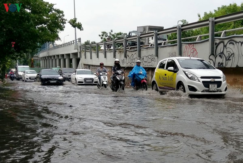 mua lon giua trua, nhieu tuyen duong tai tp hcm ngap trong nuoc hinh 4