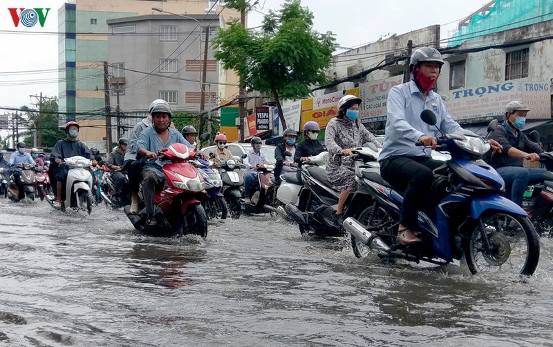 mua lon giua trua, nhieu tuyen duong tai tp hcm ngap trong nuoc hinh 6