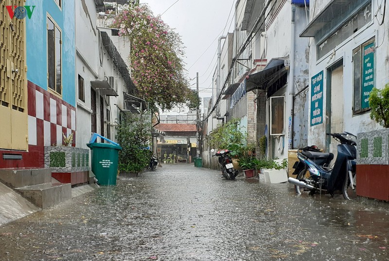 mua lon giua trua, nhieu tuyen duong tai tp hcm ngap trong nuoc hinh 8