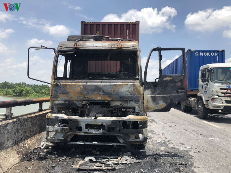 xe container boc chay giua cau, tai xe hoang loan dap lua bat thanh hinh 1