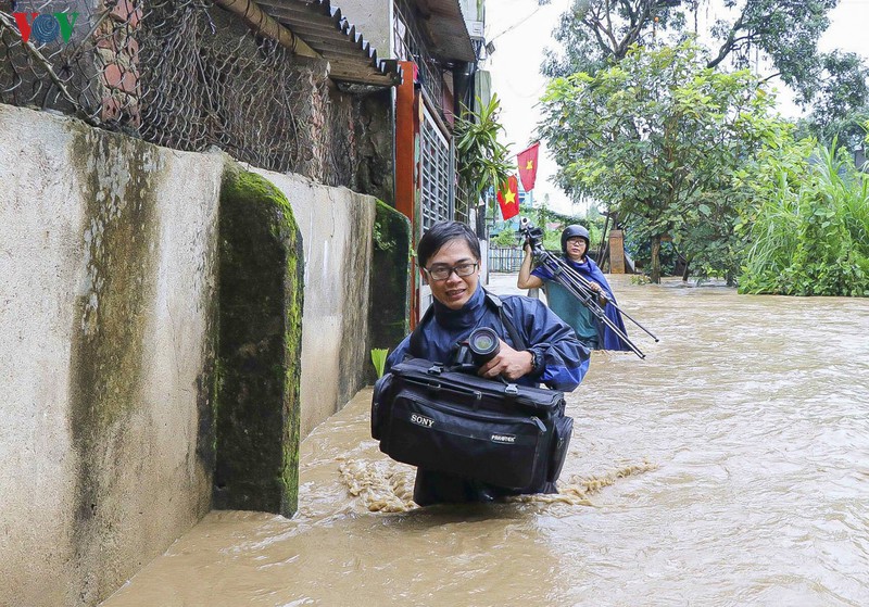 phong vien vung cao: khi ban linh song hanh cung trach nhiem hinh 9