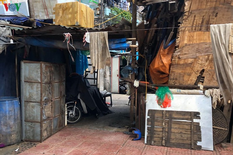 xom tro ngheo o long bien vat lon muu sinh duoi nang nong ha thanh hinh 3