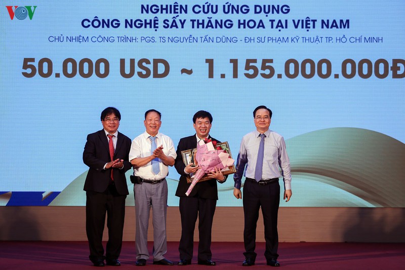 cong nghe say thang hoa, bo kit phat hien covid-19 dat giai thuong bao son hinh 1