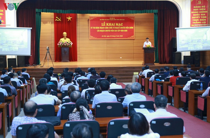 hon 700 cong chuc, vien chuc thi nang ngach len chuyen vien cao cap hinh 1