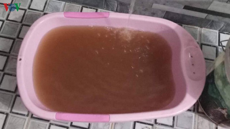 nuoc may doi mau, kem bun dat, nguoi dan hoang mang hinh 1