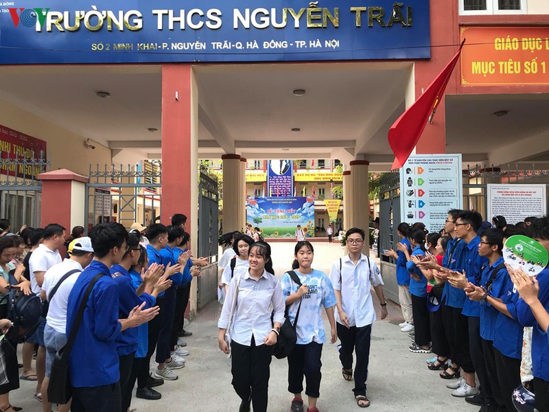 thi vao lop 10 o ha noi: 476 thi sinh, 28 giam thi vang trong buoi thi toan hinh 1