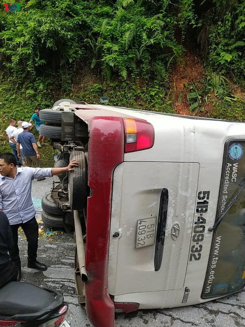 xe khach cho gan 30 nguoi lat ngang deo tai lao cai hinh 1