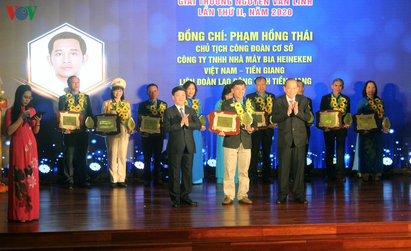 10 can bo cong doan xuat sac nhan giai thuong nguyen van linh lan 2 hinh 1